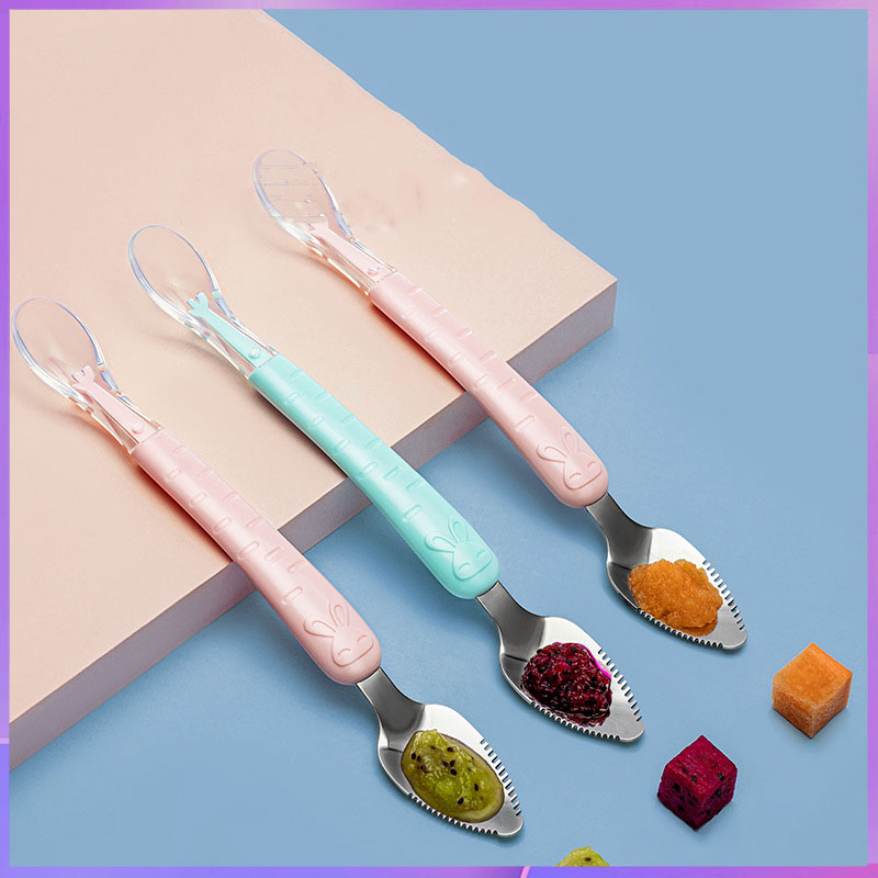 Baby Food Eating - 사과 퓨레를 먹기 위한 양쪽 끝이